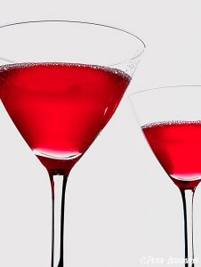 zwei Gläser rote Cosmopolitan Cocktails