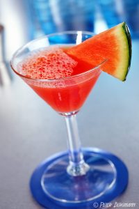Melon Martini Cocktail mit einem Stück Wassermelone dekoriert